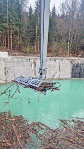 Muhr Rechenreinigungsmaschine M-4000 KW Weißhaus_Harke gefüllt mit Treibholz
