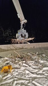 Muhr Rechenreinigungsmaschine M-4000 KW Weißhaus_Mehrschalengreifer gefüllt mit Treibholz