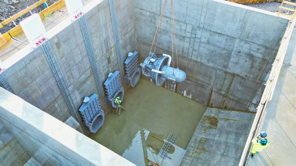 Hoisting of one of the eight StreamDiver turbine units.