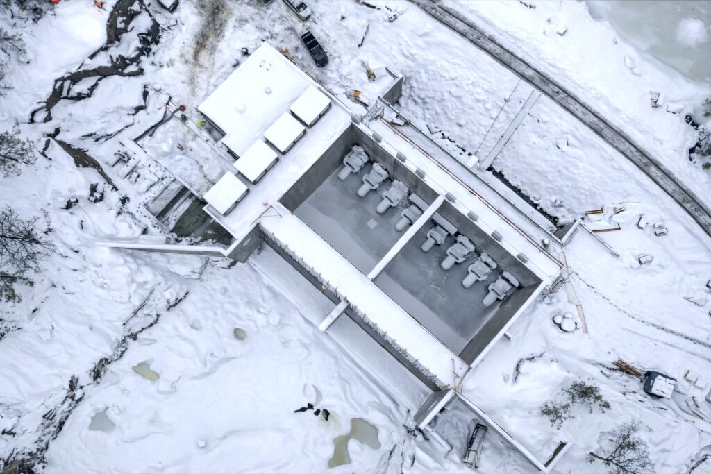StreamDiver installation in winter: the eight StreamDiver units in the dewatered power plant structure of Kilandsfoss.