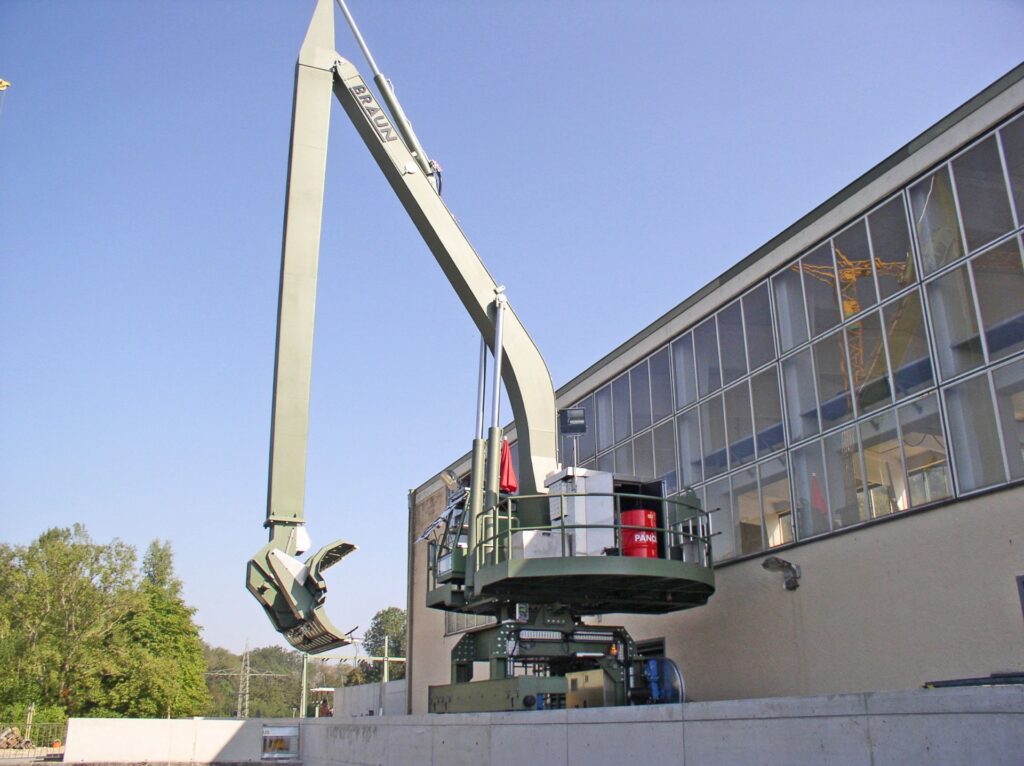 Braun designs and manufactures fully mobile, site-customised articulated-arm rack cleaners.