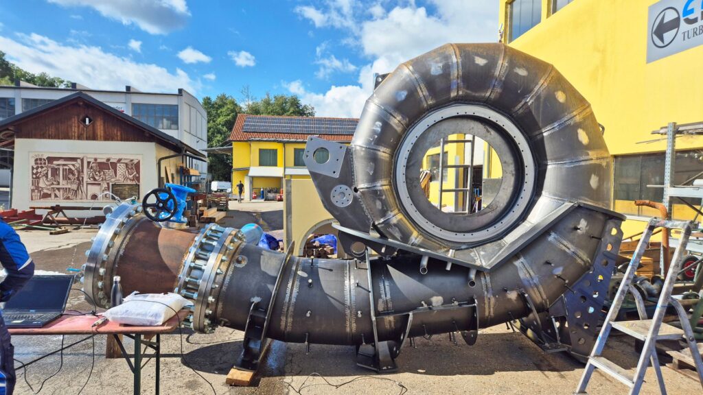 EFG has consistently relied on its in-house manufacturing expertise from the very beginning: the turbine spiral case of the new Francis unit being prepared for pressure testing in Feldkirchen, Carinthia.
