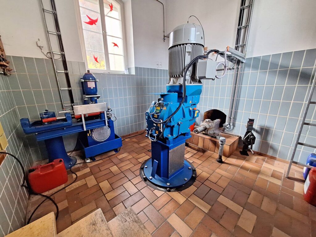 The turbine at the revitalised small hydroelectric power station generates 37 kW of peak power at full water supply capacity.