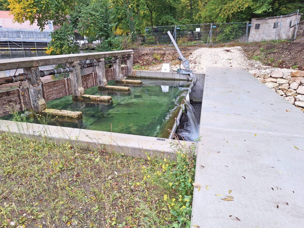 The old weir behind the new weir gate made by South Tyrolean hy­draulic­ engineering specialists Wild Metal.