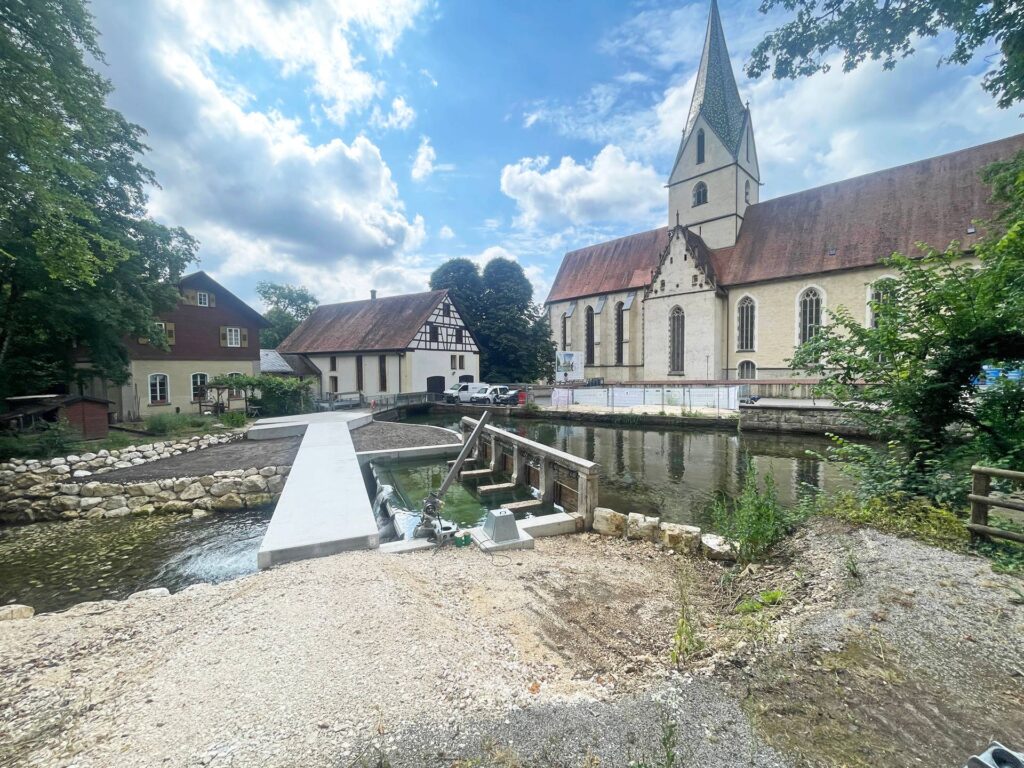The redevelopment of the Blautopf site also involved the construction of a new weir system and reactivation of the small hydroelectric power station. Steel hydraulic engineering infrastructure and control technology equipment were supplied by the South Tyrolean hydropower specialists Wild Metal and Electro Clara.