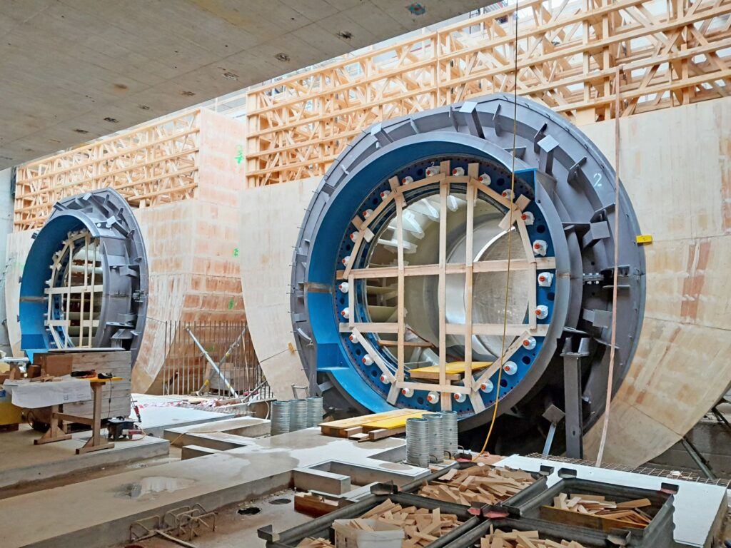 The formwork constructions for the rotated spiral chambers for hydropower station Stegenwald consist of a total of 48 individual precision-crafted elements