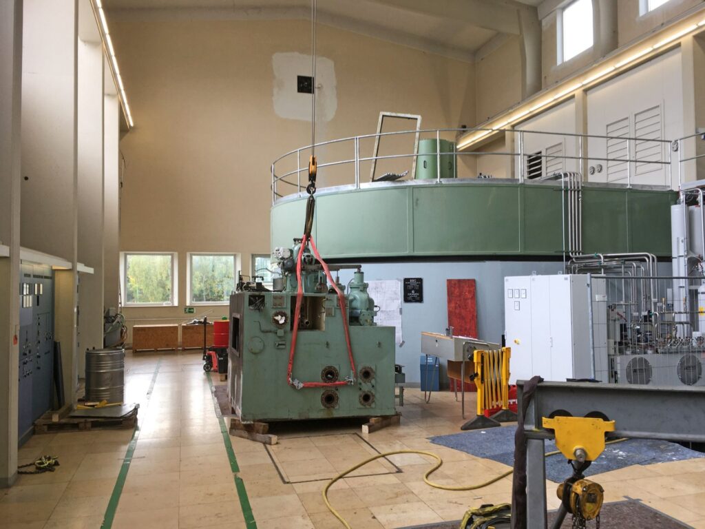 The disassembled old mechanical turbine controller of the Günzburg power plant; behind it to the right is the new aggregate.