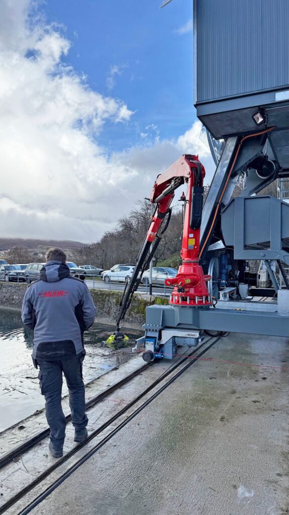 The powerful grab arm allows tree trunks and other heavy debris to be removed easily and efficiently from the inlet trash rack screen.