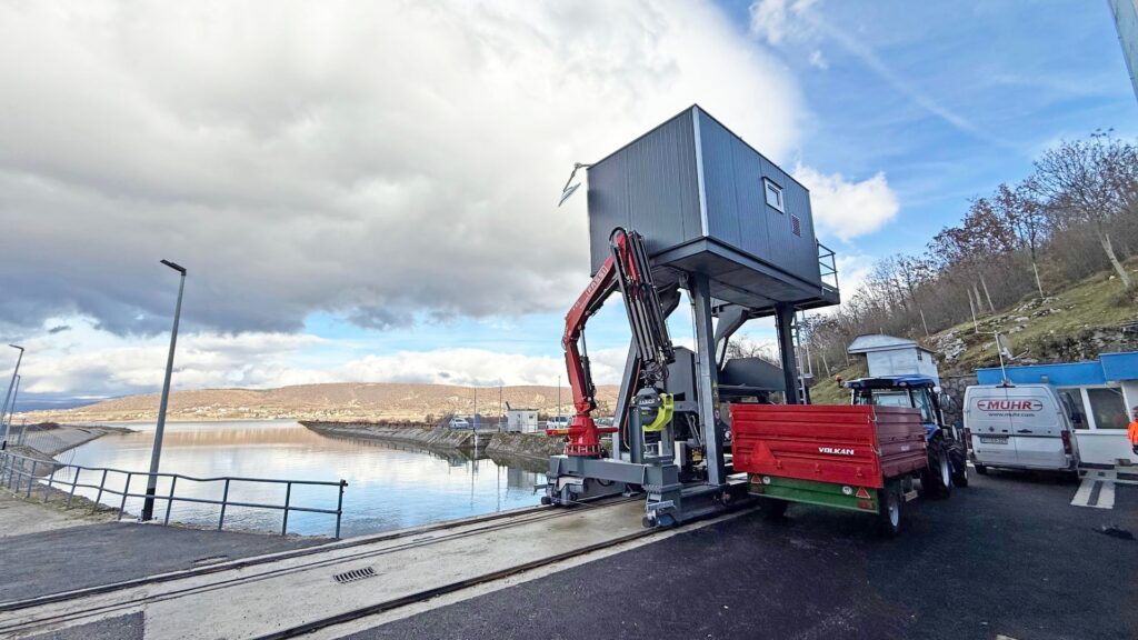 MUHR’s new CATRONIC SV-4000 screen cleaning machine is perfectly designed and engineered to meet the requirements of the Buško Blato pumping station in Bosnia and Herzegovina, and is currently demonstrating its capabilities in daily operation during a trial run.