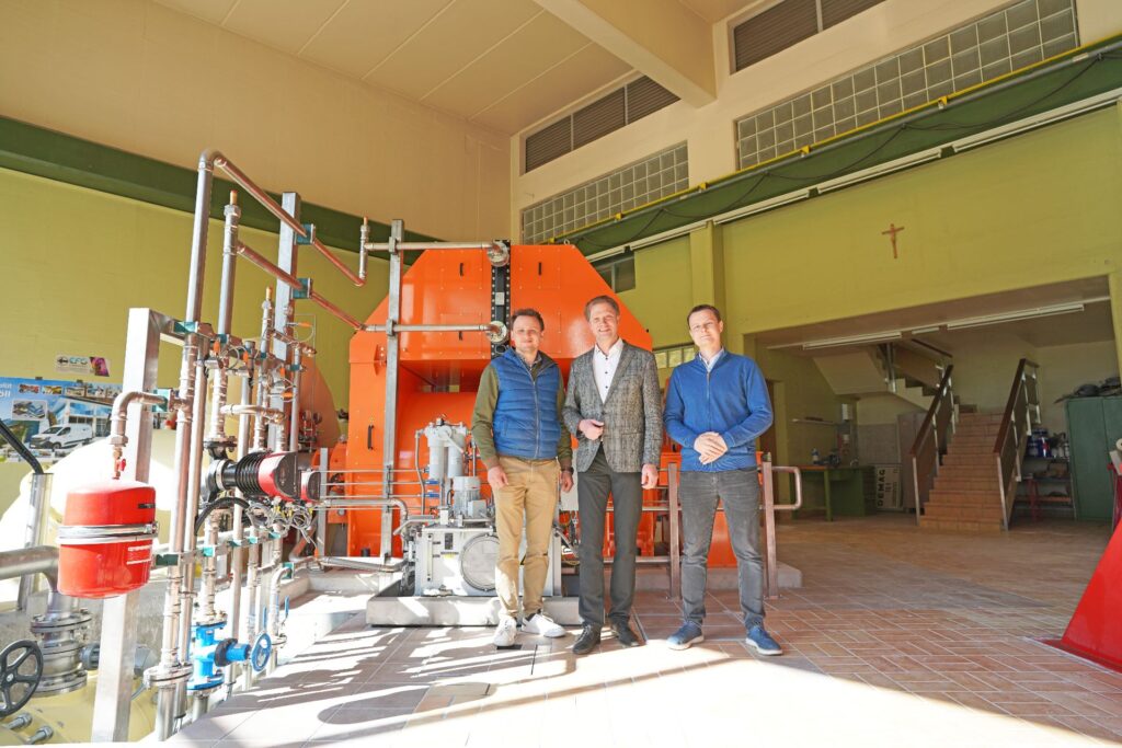 Head of Department Andreas Lackner (MA), Mayor – Martin Lackner and Sebastian Culetto, Kelag Project Manager, (L - R) were all delighted with the refurbishment project, every aspect of which ran smoothly.