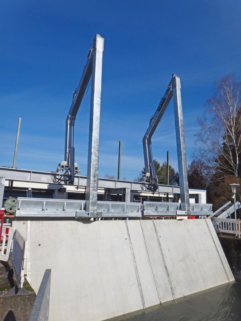 Braun offers a wide-ranging selection of rake cleaning technology with the ideal rake cleaning machine – and modern debris disposal system – for every site and every requirement.