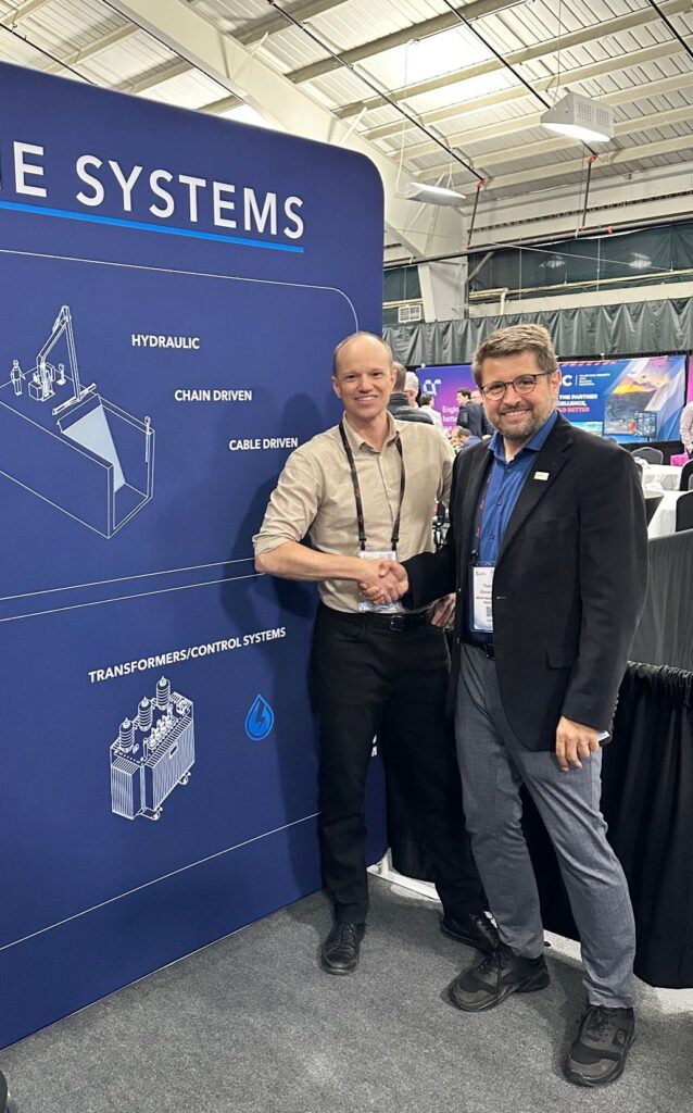 Braun Maschinenfabrik, with Thomas Oberanzmair and Loïc Pétillon (left) from HTS in Canada, is committed to intercontinental cooperation.