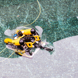 ROVs don’t run out of oxygen and can scan precisely. Remotely operated (underwater) vehicles sometimes do tasks too dangerous for divers working in freezing water. Tauchroboter