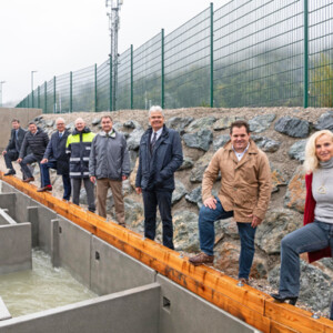 From right: Sabine Käfer (project manager, VERBUND), Mayor Hannes Mak (Gallizien), Mayor Stefan Deutschmann (Grafenstein), Karl Heinz Gruber (VERBUND Hydro Power GmbH), Achim Kaspar (VERBUND AG), Reinhard Rohr (Carinthia), Daniel Fellner (Carinthia), Günter Liebel (Ministry of Agriculture and Tourism) 28.9.2020, Durchgängige Drau - Eröffnung Fischwanderhilfe Annabrücke v.v.n.h.: Sabine Käfer (Projektleiterin, VERBUND), Bgm. Hannes Mak (Gemeinde Gallizien), Bgm. Stefan Deutschmann (Marktgemeinde Grafenstein), Karl Heinz Gruber (Geschäftsführer, VERBUND Hydro Power GmbH), Achim Kaspar (Mitglied des Vorstandes, VERBUND AG), Landtagspräsident Reinhard Rohr (Land Kärnten), Landesrat Daniel Fellner (Land Kärnten), Sektionschef Günter Liebel (Bundesministerium für Landwirtschaft, Regionen und Tourismus)