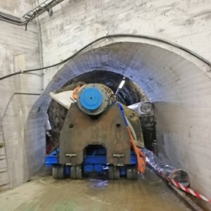 Discs and transport frame being manoeuvred in the access tunnel on a heavy-duty trailer. Discs and transport frame being manoeuvred in the access tunnel on a heavy-duty trailer