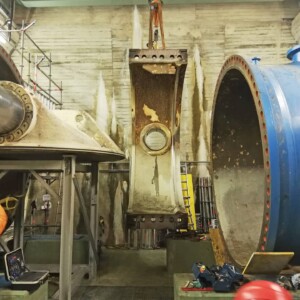 Dismantling the upstream side valve DN3500. Abb 2 Demontage der oberwasserseitigen Absperrklappe