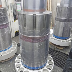 DN600 trunnions after the surfaces have been coated with tungsten carbide Lagerzapfen nach Beschichtung der Lagerflächen mit Wolframcarbid