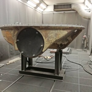 Valve disc in a purpose-built mounting during sandblasting Valve disc in a purpose-built mounting during sandblasting