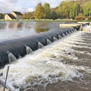 The new and flexible Hydro-Construct Barrage de Vaux replacement rubber tube weir dam on the Yonne has been damming the river since the end of 2019.
At around this time the second system installed by the Upper Austrian company in France was commissioned successfully at the Aqua Bella power plant on the river Arc. Barrage de Vaux Aqua Bella Arc