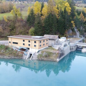The control centre of the Adont hydropower plant in the village of Surses in Grisons was built on the edge of the Burvagn equalisation basin at Tiefencastel West power station. In a regular year the new EWZ small-scale hydropower plant can provide environmentally-friendly power for around 4,300 average households. KW Adont Bild Zentrale_300 ewz