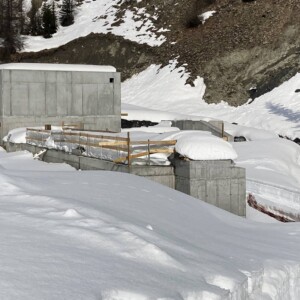 At an altitude of over 1,700 metres above sea level snow can be seen around the water catchment into the summer months. Construction projects at these heights require precise scheduling to make best use of the period in which work is possible. KW Adont Wasserfassung im März 2021