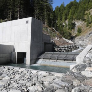 Wild Metal GmbH from South Tyrol provided all the hydraulic steel construction equipment for the reservoir at the new hydropower plant. The Coanda system is mostly self-cleaning and the GRIZZLY ensures loose rocks, gravel and floating debris are automatically flushed back into the residual watercourse. KW Adont Wasserfassung im Sept 2021