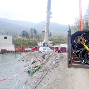 Delivery of heavy-duty rubber dam membranes for the Aqua Bella hydropower plant. KW Aqua Bella Anlieferung Membranen