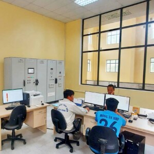 Included in GUGLER’s scope of supply is the electromechanical equipment, which was installed on the power house’s upper level. KW Bach Dang Leitstelle 122 x 69 mm