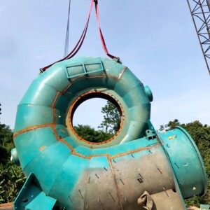 With a height of 7.5 m each, the spirals of the two horizontally aligned turbines had to be delivered in four parts and welded together on-site. KW Bach Dang Turbine Montage