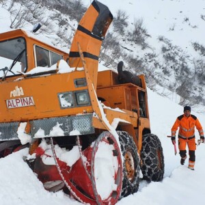 From mid-May 2021, at an approximate altitude of 2000 m above sea level, the project zone access road had to be cleared of a covering of snow 8 metres deep. KW Curnera Schneeräumung
