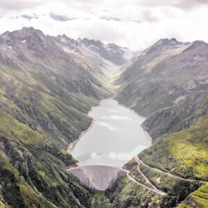 At the end of 2021, under the management of Axpo, KVR AG went online with a new small-scale hydropower plant at the Curnera reservoir. The set-up was integrated into the existing underground infrastructure. In an average year it is expected to generate around 10 GWh of clean electricity to exploit previously untapped potential. KW Curnera Stausee