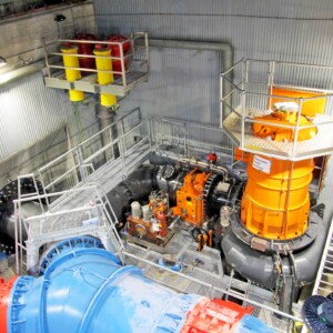 WWS Wasserkraft GmbH is an internationally renowned Austrian business and provided the machine set for the plant. Working at full capacity, with a gross head ranging from 40 to 75 m combined and a 5 m³/s maximum discharge capacity, the Francis spiral turbine is able to achieve a maximum power output of 2,500 kW. KW Curnera