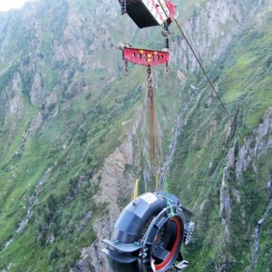 A temporary cable lift for materials was constructed to transport structural components weighing up to 6 metric tons to the tunnel entrance area. KW Curnera Turbine Materialseilbahn
