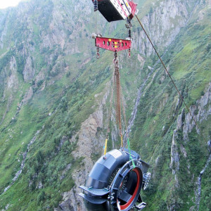 A temporary cable lift for materials was constructed to transport structural components weighing up to 6 metric tons to the tunnel entrance area. KW Curnera Turbine Materialseilbahn