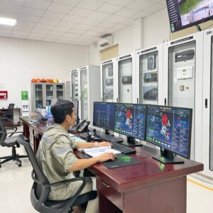 The plant control room in the machine building. Since commissioning in November 2022, the 
Nam Thien Group has enjoyed a very positive operating experience with its new hydropower plant. Dak Di power plant