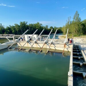 The picture on the right features the new vertical-slot fish ladder. Fish descend
through the fine rake screen. This is passed via four descent openings to the bypass. Grepiac_DIVE-Turbine