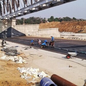 The air inflated rubber dam system is double clamped to the weir sill. The dam was installed by Hydro-
Construct GmbH from Austria, the rubber membrane was produced by Rubena a.s. from the Czech Republic. Gaya Ji Dam Montage