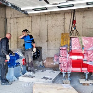 In November 2022 it was time for the machine unit to be installed in the power house. The turbine runner drives the generator at 1,000rpm without the need for any intermediary gearing. Kraftwerk Grau Roig Turbinenmontage