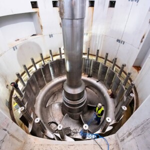 Each of the turbines manufactured by Litostroj Power was designed for an expansion water flow of 136.7m³/s and a net head of 35.5m. At full capacity, each produces a bottleneck capacity of 46.2MW. KW Jettenbach Töging Montage Turbine