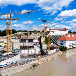 The site excavation pit for the new machine building was enclosed with sealing diaphragm walls sunk 70m into the ground. KW Töging Bauphase Krafthaus