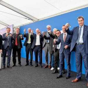 Several high-ranking politicians and business people attended the ceremonial opening. VERBUND-Kraftwerk-Töging