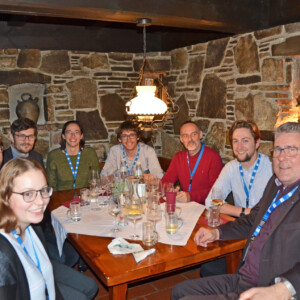 The group with the dean, Christian Bauer (right), enjoying the pleasant atmosphere of their traditional visit to the Fuhrgassl-Huber wine tavern. Viennahydro