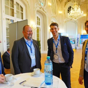 Relaxed coffee break: Dr. techn. Eduard Doujak with some
of the institute’s current and former diploma students. Viennahydro