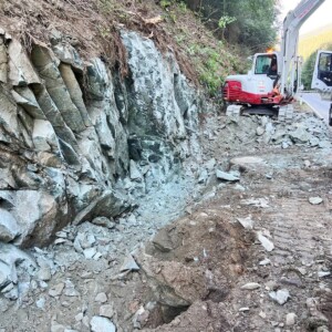 Rock cutting work is being carried out along the local road to install the 3,145m penstock. Wasserkraftwerk Weizbach Felsabbruch