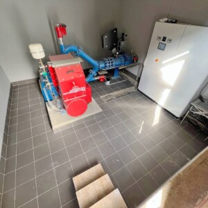 Maschinenbau Unterlercher GmbH provided a twin-nozzle Pelton turbine with directly coupled synchronous generator for the new facility. The machine unit now ensures efficient energy production all year round, even at lower available water volumes. Wasserkraftwerk Weizbach Krafthaus Innen