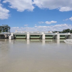 The reconstruction of the weir in Jettenbach was also a central component of the project. A maximum of 410m³/s of works water now flows along the +/-20-km Inn canal to the powerhouse in Töging. Wehr Jettenbach-Aschau