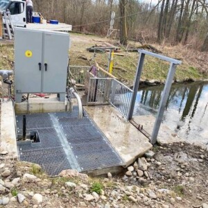 Well-camouflaged hydropower plant: During normal operation, the actuator and turbine are fully submerged. This photo shows the AUMA ACV 01.2 actuator controls (rear left) mounted above the shaft and separately from the actuator. auma_sauerbrunn